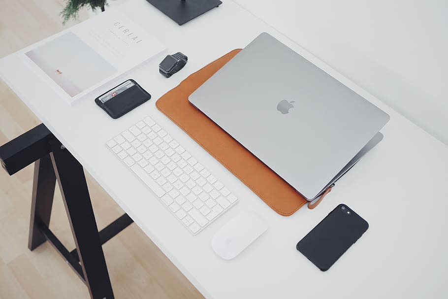 картинки : портативный компьютер, блокнот, экран, на открытом воздухе ... Where Tech Buyers Shop: Top Platforms for Gadget Purchases